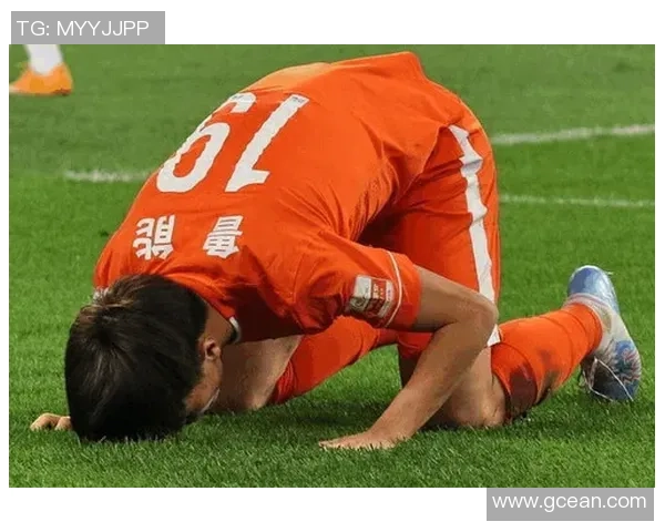 为足球明星精心擦拭球鞋的幕后故事与感人瞬间